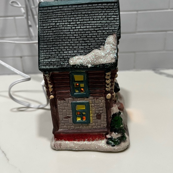 LIGHTED PORCELAIN MINI CHRISTMAS "MOUNTAIN LODGE" - Picture 4 of 9